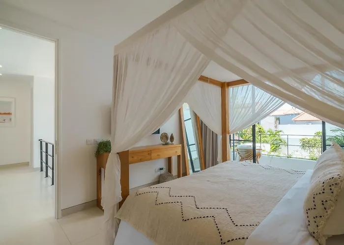Puri Senang - Modern Pool Villa, 6 Mins To Berawa & Finns Villa *