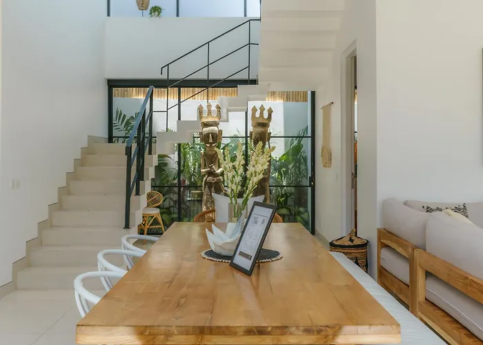 Puri Senang - Modern Pool Villa, 6 Mins To Berawa & Finns チャングー
