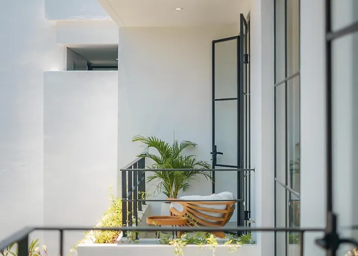 Puri Senang - Modern Pool Villa, 6 Mins To Berawa & Finns Villa